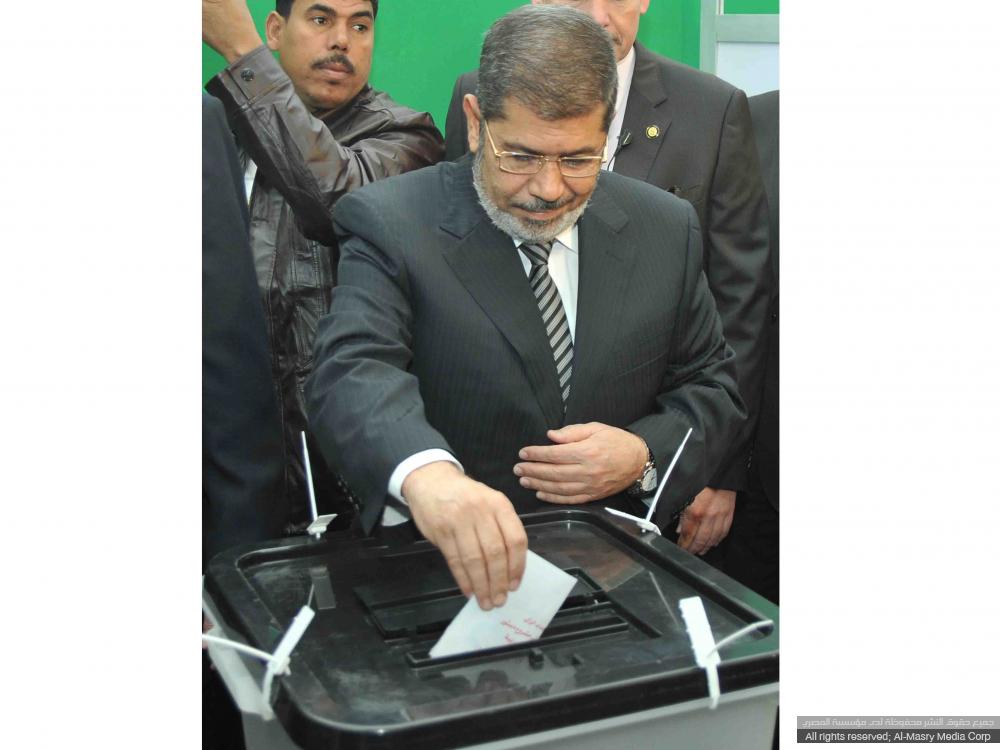 صور الرئيس محمد مرسي يدلي بصوته في الاستفتاء على الدستور - يوتيوب مرسي يصوت للدستور - مرسي يدلي بصوته في الاستفتاء