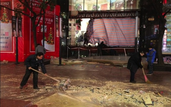 بالصور  انفجار حوض أكواريوم ضخم في مركز تجاري في الصين