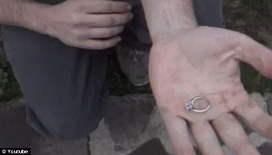 بالصور ساحر يحول صخرة إلى خاتم ماس لصديقته